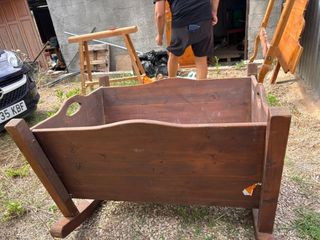 Cuna antigua de madera
