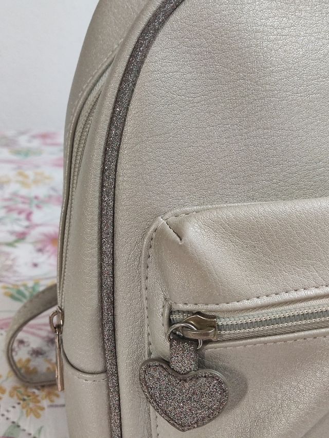 Mochila infantil plateada con corazón