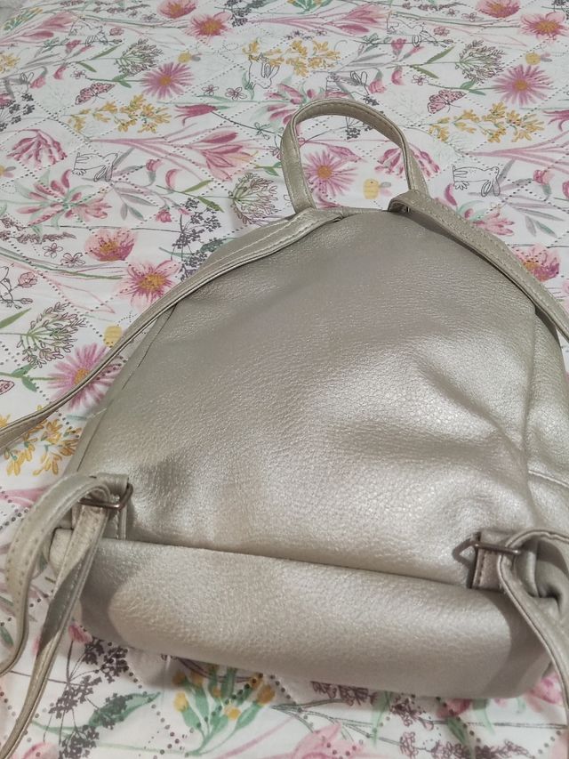 Mochila infantil plateada con corazón