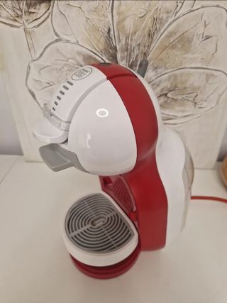 Cafetera Dolce Gusto Roja y Blanca