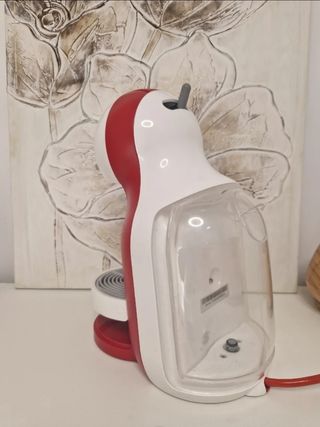 Cafetera Dolce Gusto Roja y Blanca