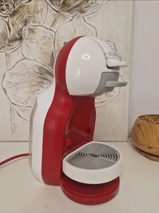 Cafetera Dolce Gusto Roja y Blanca