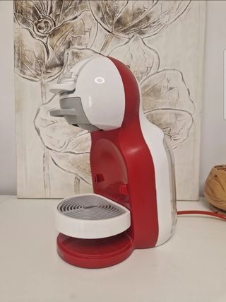 Cafetera Dolce Gusto Roja y Blanca