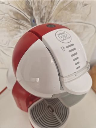 Cafetera Dolce Gusto Roja y Blanca