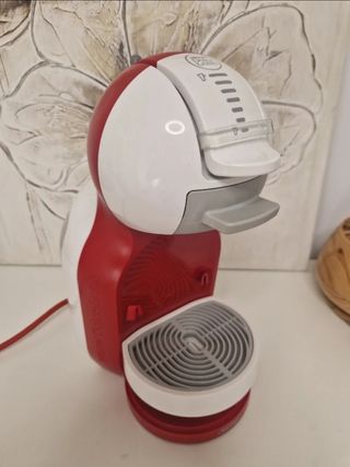 Cafetera Dolce Gusto Roja y Blanca