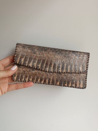 Cartera de piel de serpiente