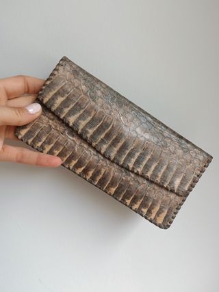 Cartera de piel de serpiente