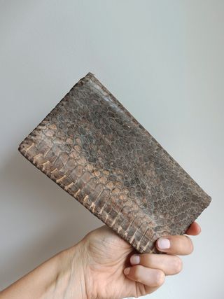 Cartera de piel de serpiente