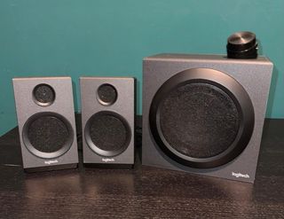 Altavoces Logitech 2.1 con control de volumen