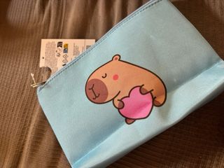 Pochette azzurra con capibara
