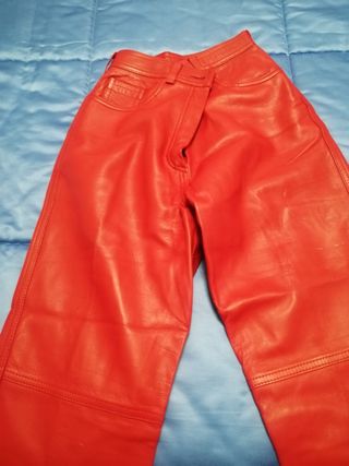 Pantalón de cuero rojo