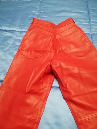 Pantalón de cuero rojo