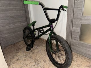 Bicicleta BMX verde y negra