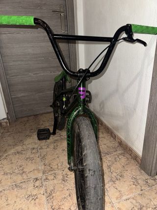 Bicicleta BMX verde y negra