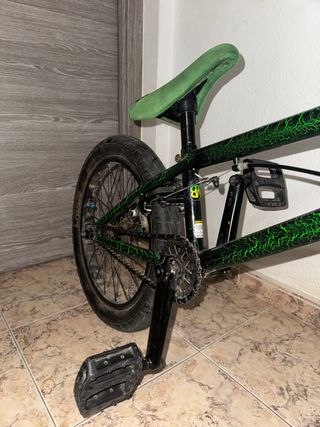 Bicicleta BMX verde y negra