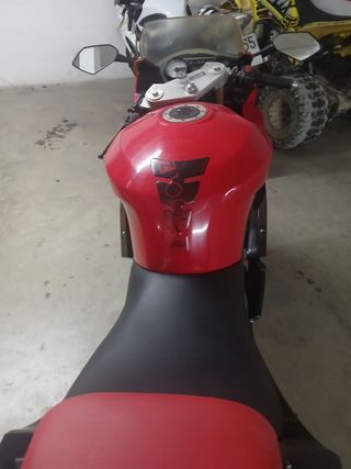 Moto deportiva roja y negra
