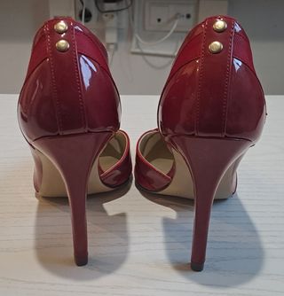 Zapatos de tacón rojos charol