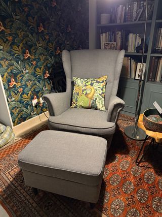 Sillón orejero Ikea con reposapiés