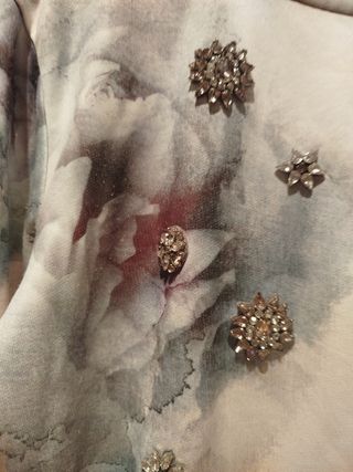 Sudadera Zara floral con pedrería