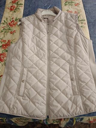 Chaleco acolchado beige mujer