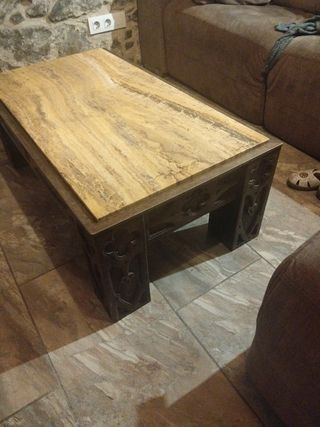 Mesa de salón de madera y piedra