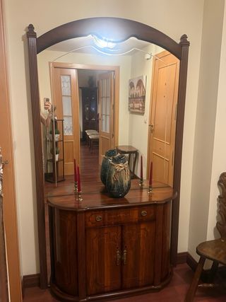 Aparador de madera y cristal