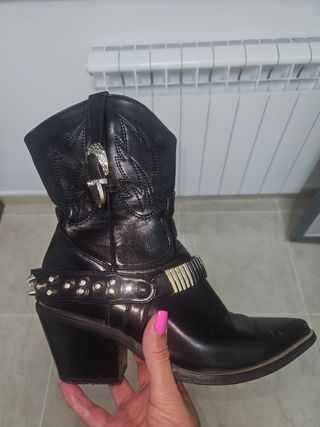 Botas vaqueras negras con tachuelas doradas