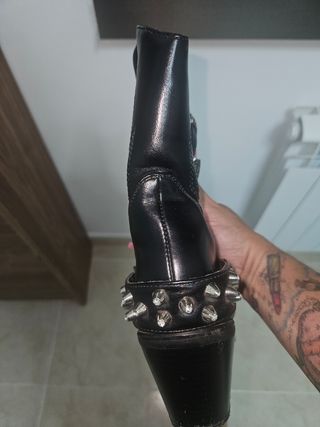 Botas vaqueras negras con tachuelas doradas