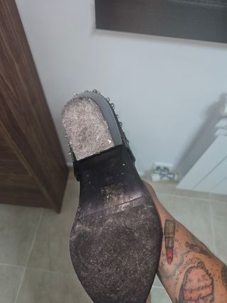 Botas vaqueras negras con tachuelas doradas