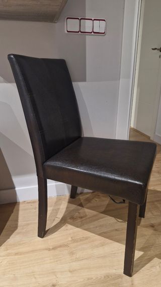 Sillas de salón de piel y madera