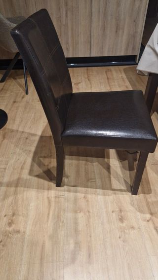 Sillas de salón de piel y madera