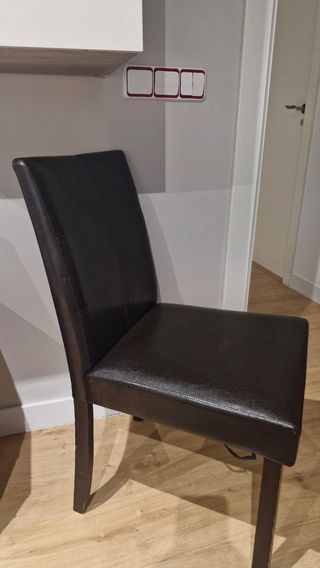 Sillas de salón de piel y madera