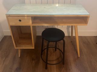 Escritorio madera con cristal protector.