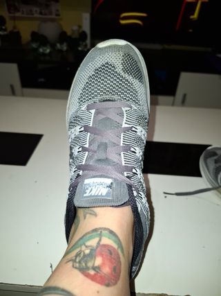 Tenis Nike Gris y Blanco