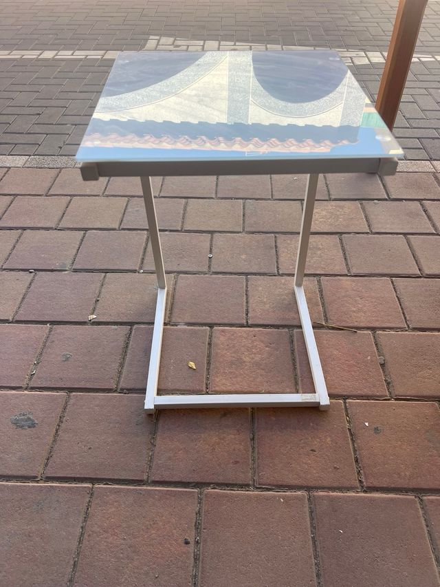 Mesa de cristal y metal