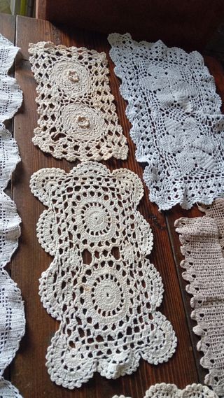 Centrini uncinetto, varie misure, beige e bianchi