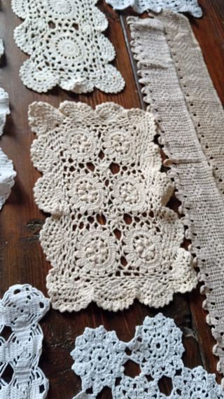 Centrini uncinetto, varie misure, beige e bianchi