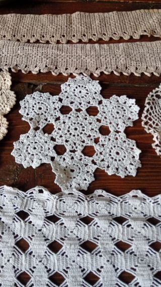 Centrini uncinetto, varie misure, beige e bianchi