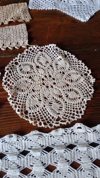 Centrini uncinetto, varie misure, beige e bianchi