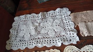Centrini uncinetto, varie misure, beige e bianchi