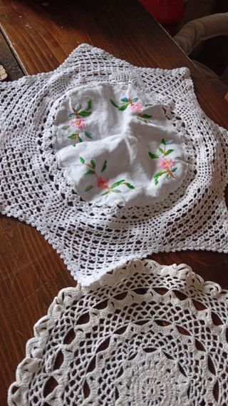 Centrini uncinetto, varie misure, beige e bianchi