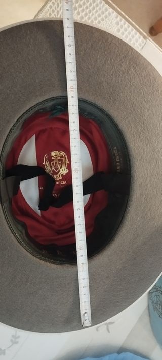 Sombrero ala ancha gris