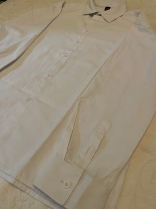 Camisa blanca talla S y la pajarita de regalo