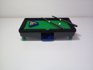 Mini mesa de billar con accesorios.