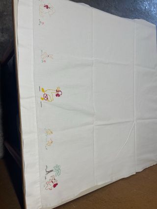 Lenzuolino culla ricamato a mano