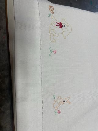 Lenzuolino culla ricamato a mano