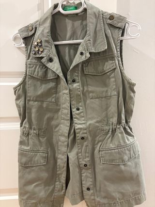 Chaleco Benetton Verde Militar con Joyas