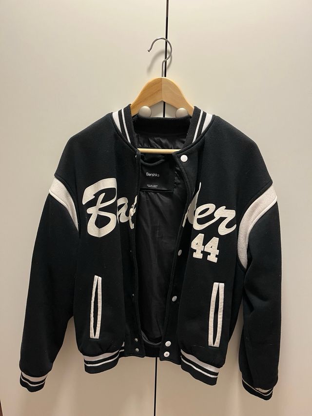 Chaqueta Beisbolera Bershka Negra