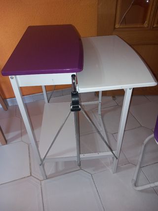Escritorio plegable morado y blanco