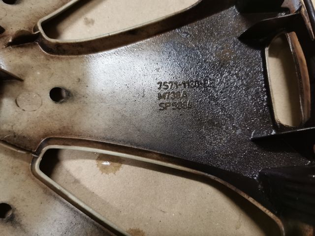 (77) 2 Tapacubos 16" Ford Focus/Mondeo originales